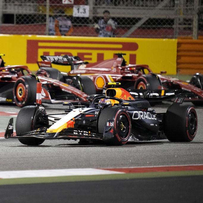 In der Formel-1-Weltmeisterschaft treten professionelle Rennfahrer in bis zu 23 Rennen pro Jahr an. Hier steuert Red-Bull-Pilot Max Verstappen sein Auto während des Großen Preises von Bahrain auf dem Bahrain International Circuit.