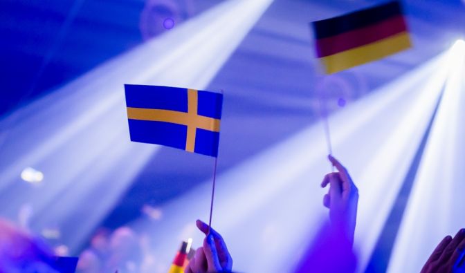 Zuschauer halten beim deutschen ESC-Vorentscheid die Fähnchen von Deutschland und Schweden hoch. Der Eurovision Song Contest 2024 findet in Malmö in Schweden statt.