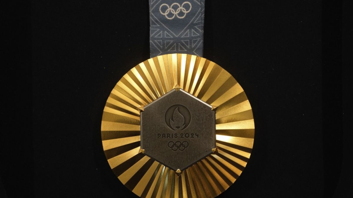 Die olympische Goldmedaille 2024: Ein sechseckiges, poliertes Eisenstück vom Eiffelturm wird in jede Gold-, Silber- und Bronzemedaille eingebettet, die den Olympia-Athlet:innen um den Hals gehängt werden. (Foto)