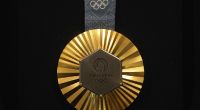 Die olympische Goldmedaille 2024: Ein sechseckiges, poliertes Eisenstück vom Eiffelturm wird in jede Gold-, Silber- und Bronzemedaille eingebettet, die den Olympia-Athlet:innen um den Hals gehängt werden.