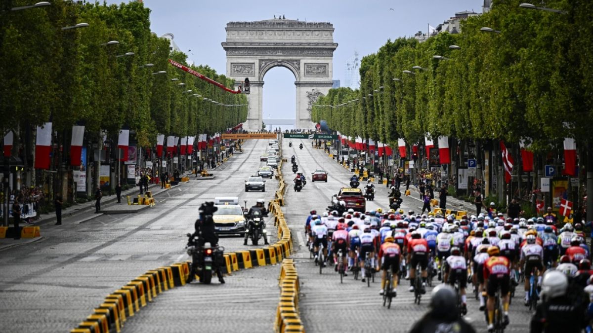 21. Etappe der Tour de France, Saint-Quentin-en-Yvelines - Paris (115,10 km): Das Fahrerfeld fährt auf den Triumphbogen zu. (Foto)