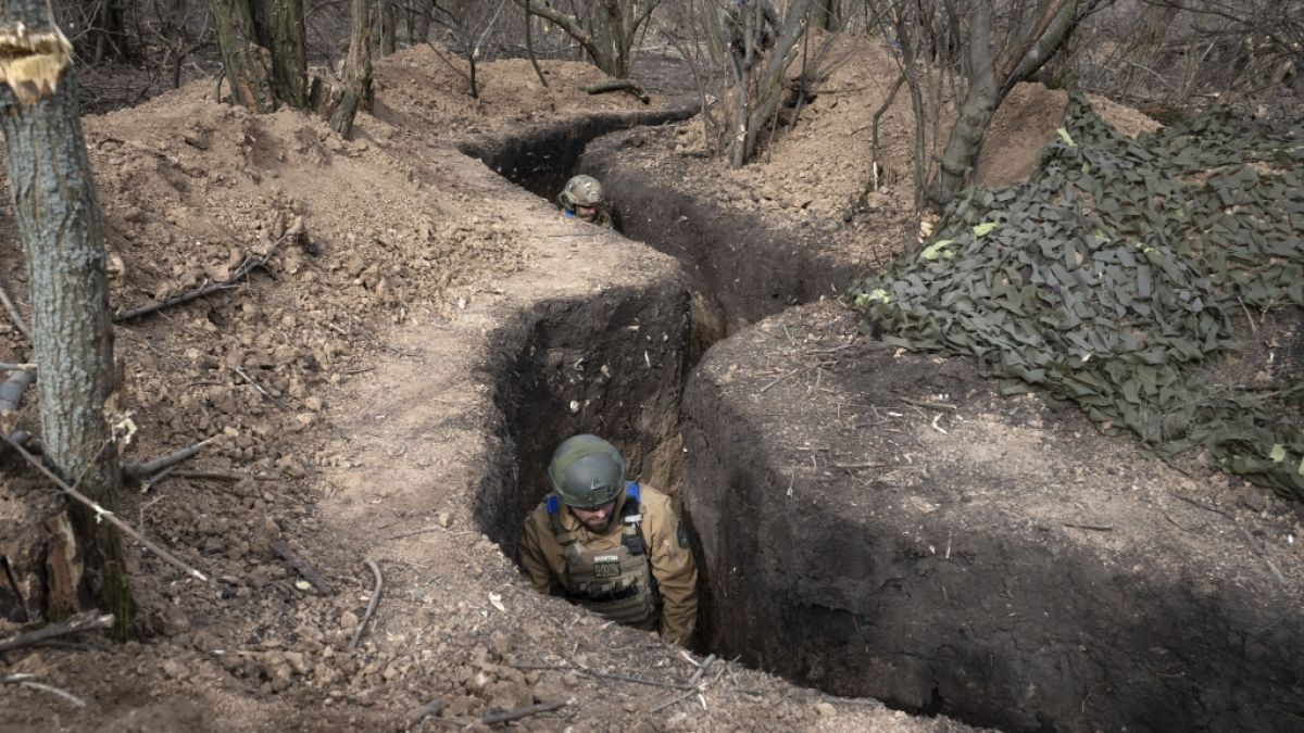 Ukrainische Soldaten in einem Graben an der Front: Mit welcher Taktik wollen sie die russischen Truppen stoppen? (Foto)