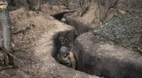 Ukrainische Soldaten in einem Graben an der Front: Mit welcher Taktik wollen sie die russischen Truppen stoppen?