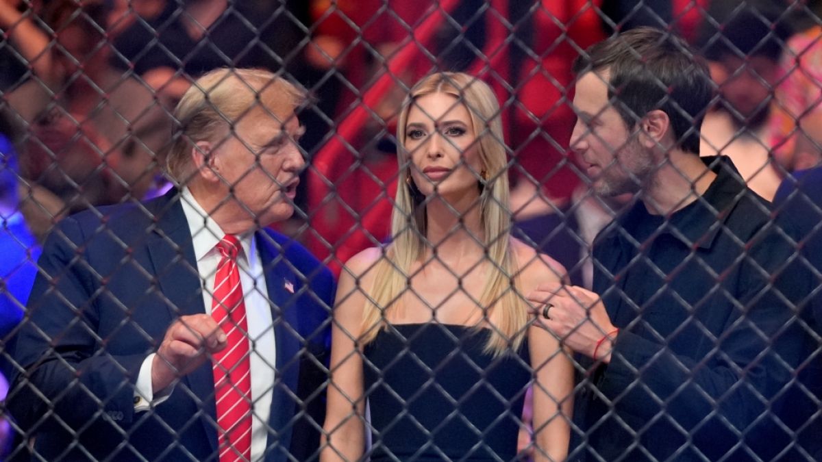 Gemeinsam mit seiner Tochter Ivanka und Schwiegersohn Jared, wartete Donald Trump gespannt auf den Kampf. (Foto)
