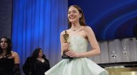 Emma Stone freut sich über ihren Preis für ihre Hauptrolle in dem Film 