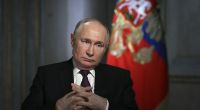 Wladimir Putin kann sein zitterndes Bein bei seinem jüngsten TV-Interview nicht verbergen.