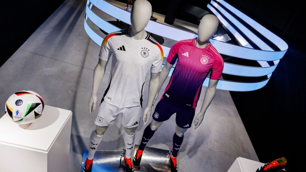 Die deutsche Fußball-Nationalmannschaft läuft bei der EM 2024 in einem pink-lilafarbenen Auswärtstrikot auf. (Foto)