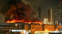Flammen über der Crocus City Hall am westlichen Rand von Moskau am Freitagabend: Auf die Konzerthalle gab es einen Terroranschlag.