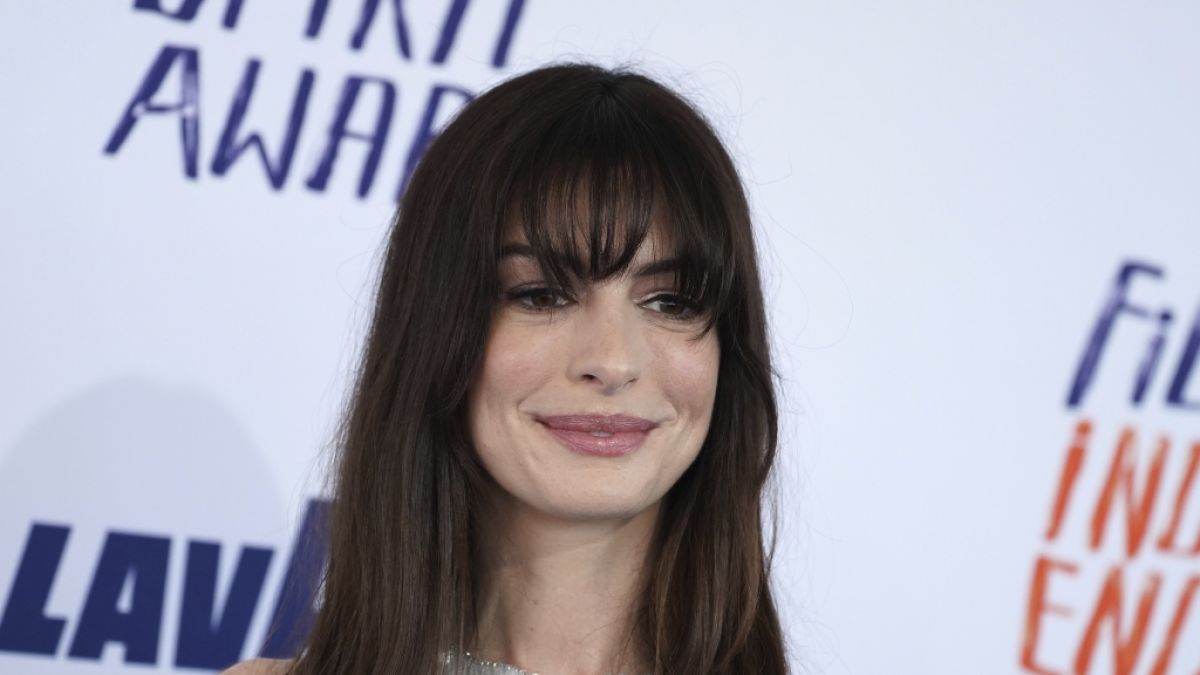 Anne Hathaway geizt beim "Vanity Fair"-Shooting nicht mit ihren Reizen. (Foto)