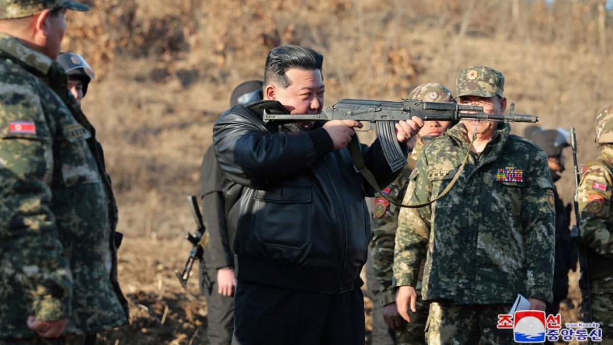 Bei militärischen Übungen seiner Armee greift Kim Jong Un am liebsten selbst zur Flinte und spielt Krieg. (Foto)