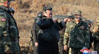 Bei militärischen Übungen seiner Armee greift Kim Jong Un am liebsten selbst zur Flinte und spielt Krieg.