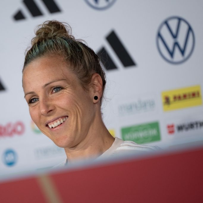 Svenja Huth spielt in der Deutschen Fußballnationalmannschaft der Frauen.