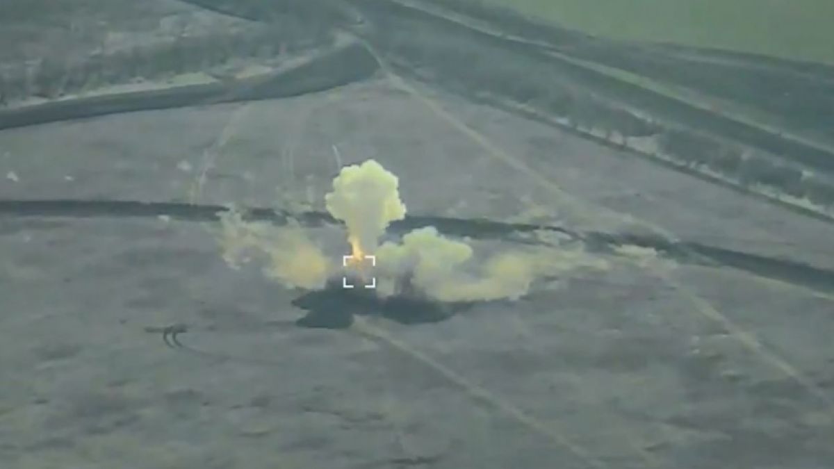 Videoaufnahmen zeigen, wie ein russisches BUK-Luftabwehrsystem bei einem Himars-Angriff explodiert und zerstört wird. (Foto)