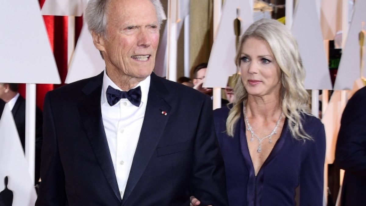 Clint Eastwood und seine Freundin Christina Sandera bei den Oscars 2015. (Foto)