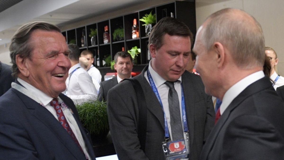 Ex-Bundeskanzler Gerhard Schröder (links) pflegt ein freundschaftliches Verhältnis zu Wladimir Putin. (Foto)
