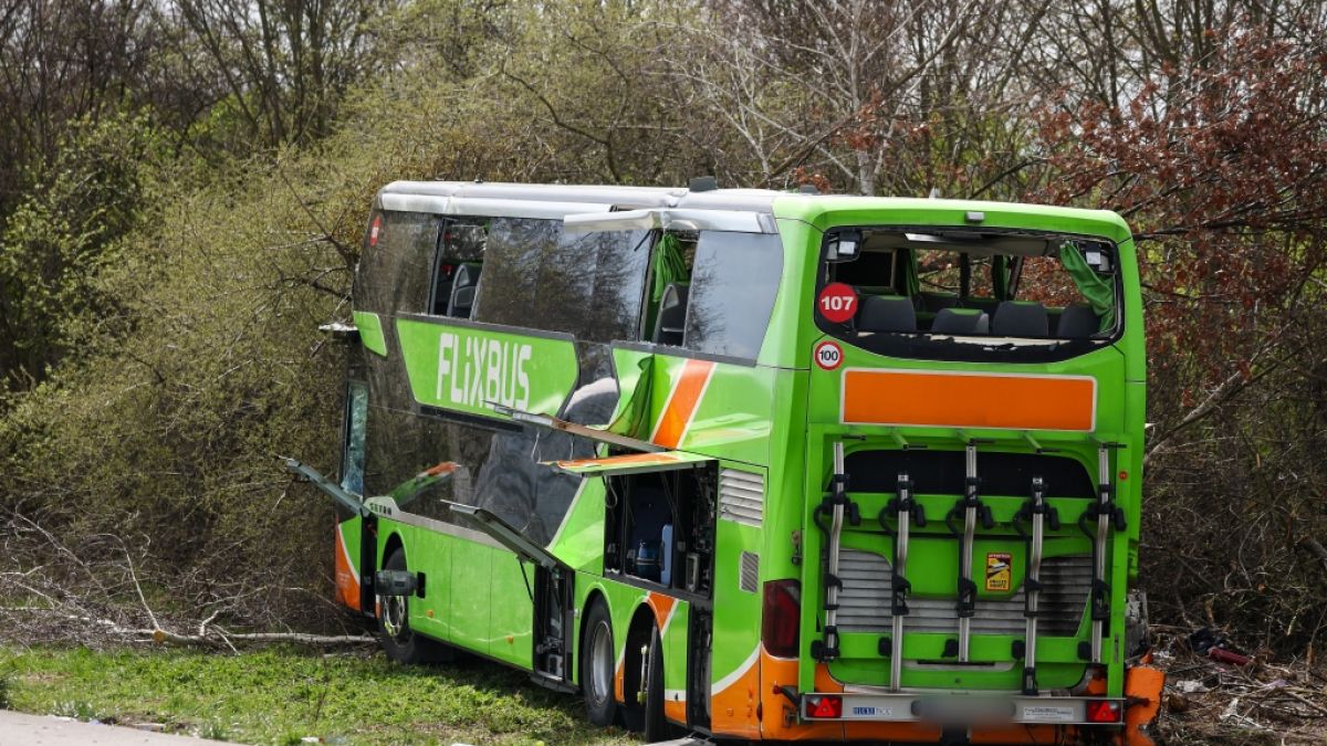 Insgesamt vier Menschen verloren beim Flixbus-Unfall auf der A9 ums Leben. (Foto)