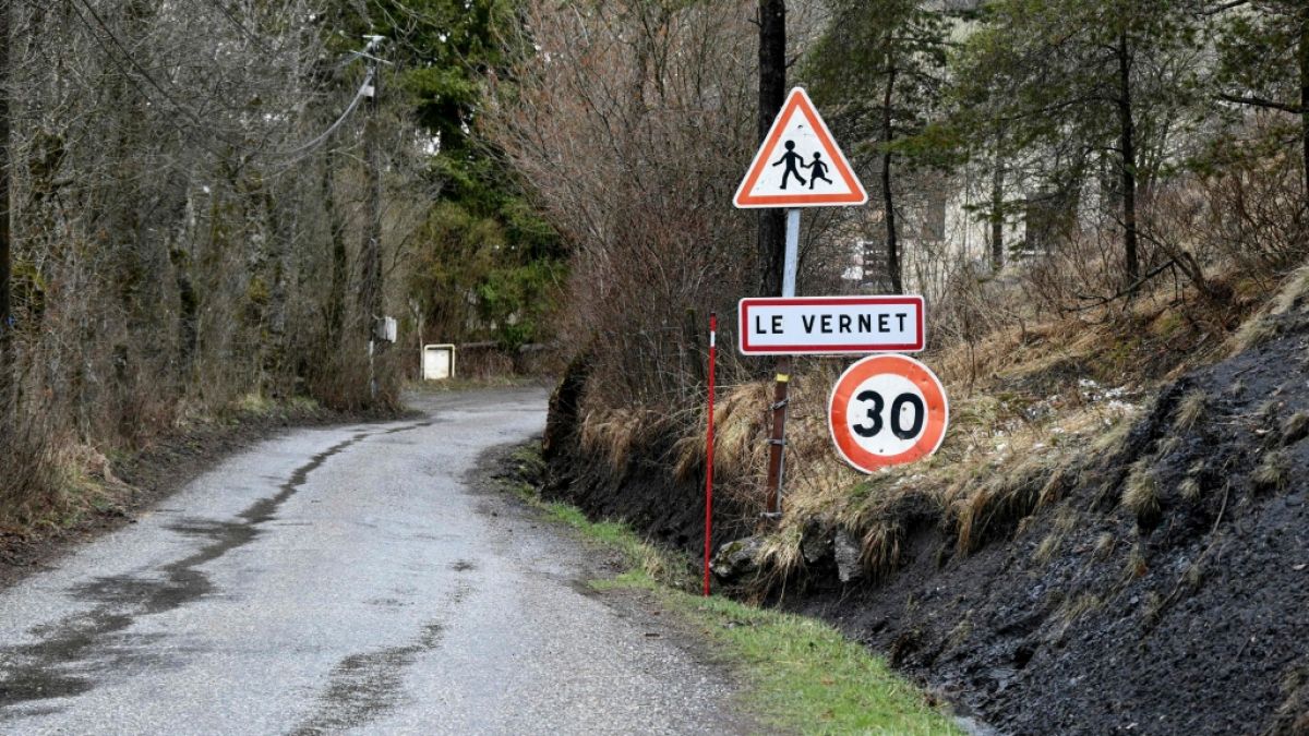 Das Ortseingangsschild des südfranzösischen Alpendorfs Le Vernet in der Nähe des Haut-Vernet, wo der zweijährige Emile seit Monaten vermisst wird.   (Foto)