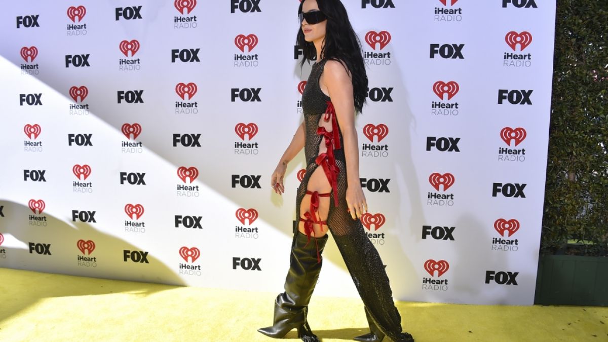 Zusammengehalten wurde Katy Perrys luftiger Look durch rote Schleifen. (Foto)
