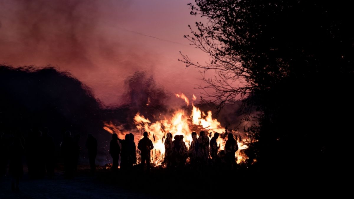 Bei einem Osterfeuer in Niedersachsen kam es zu einem schrecklichen Unglück, bei dem eine 22-jährige Frau zu Tode kam. (Foto)