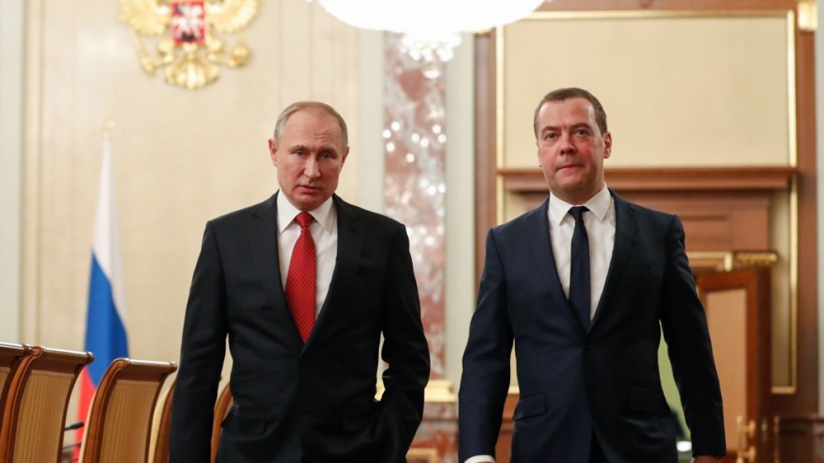 Putin-Kumpel Dmitri Medwedew (r.) schickt eine weitere unglaubliche Drohung gegen Ukraine-Präsident Wolodymyr Selenskyj. (Foto)