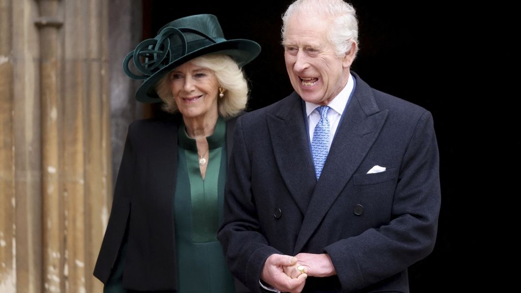Beim Besuch des Ostergottesdienstes Ende März 2024 in Windsor strahlen König Charles III. und seine Gattin Camilla über das ganze Gesicht. (Foto)