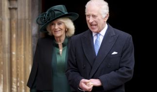 Beim Besuch des Ostergottesdienstes Ende März 2024 in Windsor strahlen König Charles III. und seine Gattin Camilla über das ganze Gesicht.