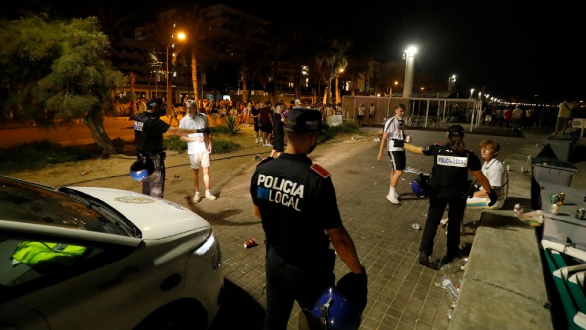 Bei öffentlichen Besäufnissen, Wildpinkeln und anderen Delikten versteht die Polizei auf Mallorca keinen Spaß mehr - künftig werden saftige Bußgelder fällig. (Foto)
