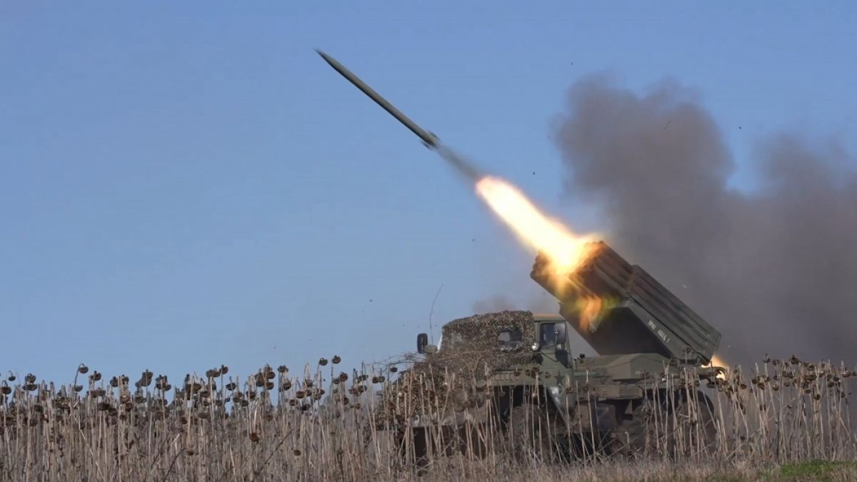 Eine russische Rakete wird auf eine ukrainische Stellung abgefeuert. Könnte eine Aufteilung ukrainischer Gebiete den Krieg beenden? (Foto)