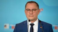 Der AfD-Vorsitzende Tino Chrupalla gratulierte Gerhard Schröder zum Geburtstag und lobte den SPD-Altkanzler dabei für seine guten Beziehungen zu Russland. 