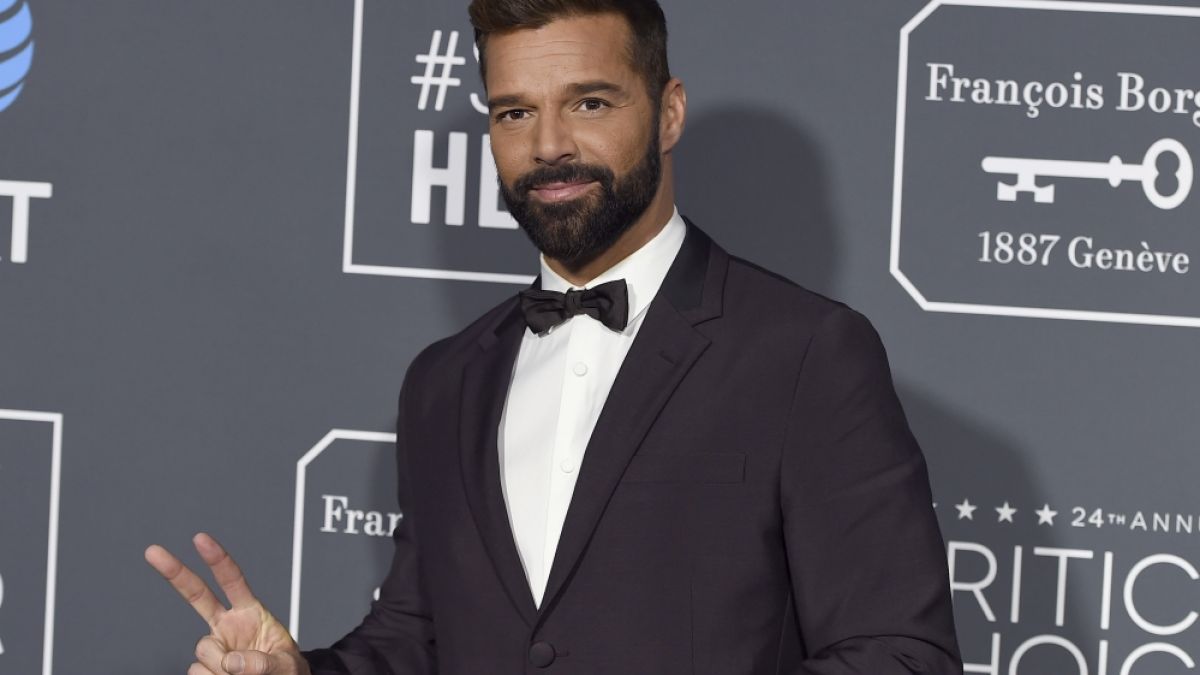 #Ricky Martin: Sänger erregt Hinblick: Ist dasjenige eine riesige Schwellung in seiner Hose?