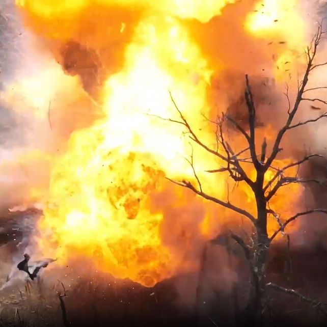 Kamikaze-Drohnen attackieren Russen-Soldaten - Panzer explodiert in Inferno