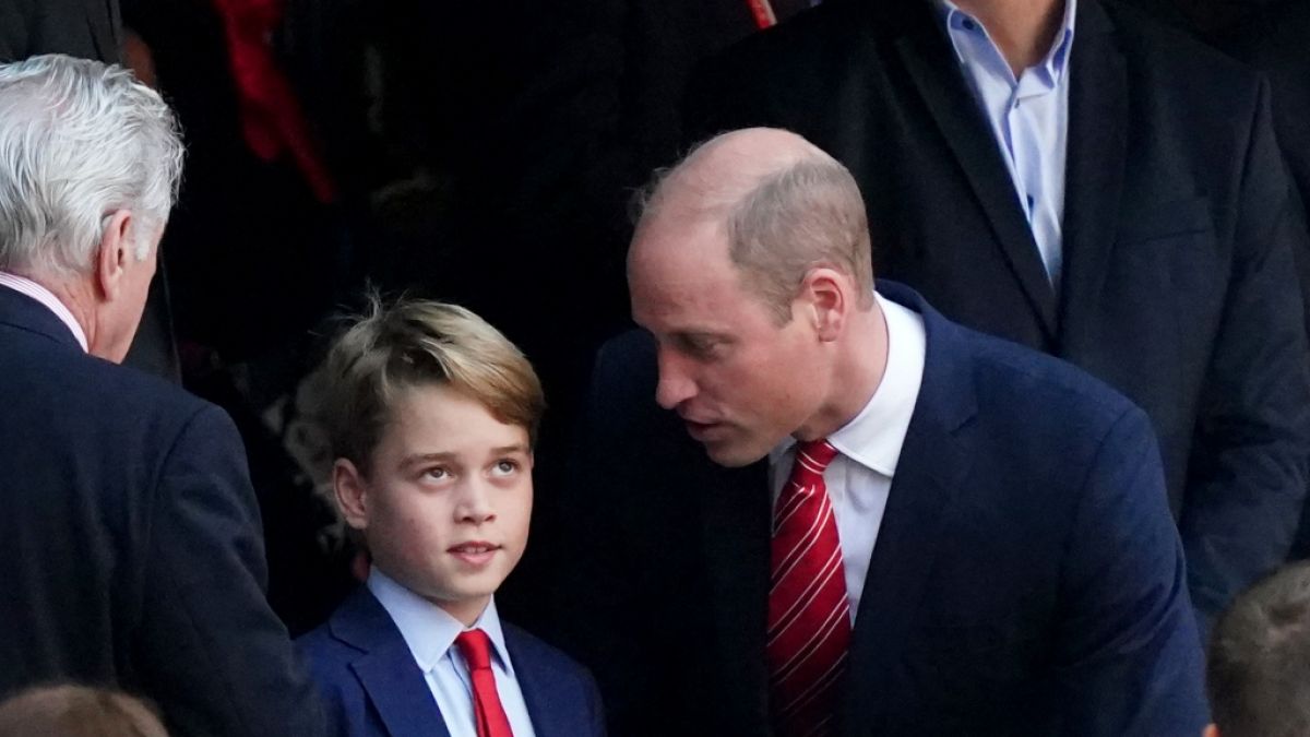 Gemeinsam mit seinem Sohn George besuchte Prinz William am Donnerstagabend das Fußballspiel zwischen Aston Villa und Lille OSC in Birmingham. (Foto)