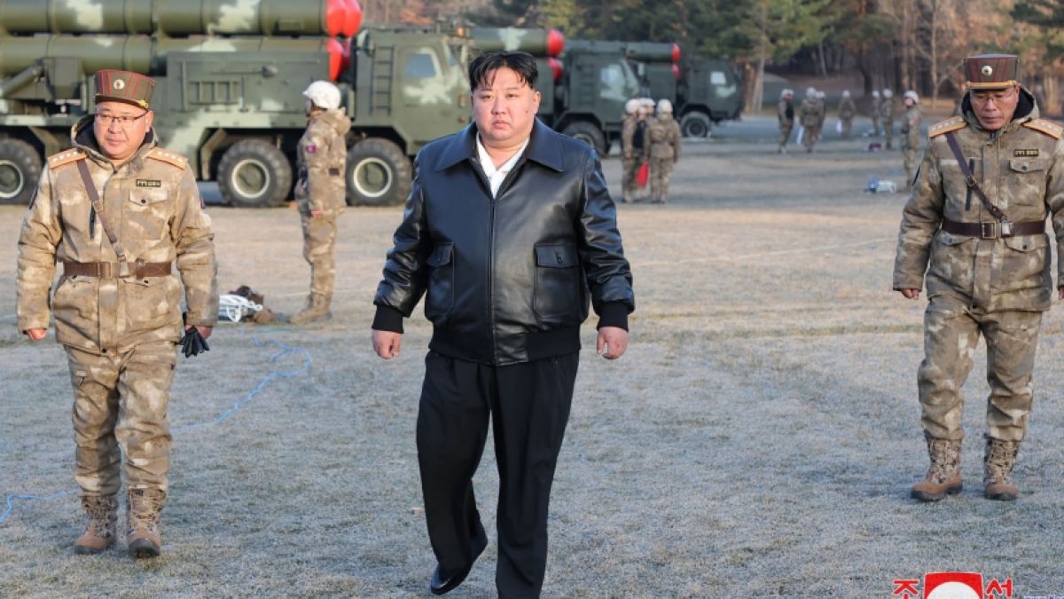 Kim Jong Un (rechts) will seinen Gegnern den "Todesstoß" versetzen. (Foto)