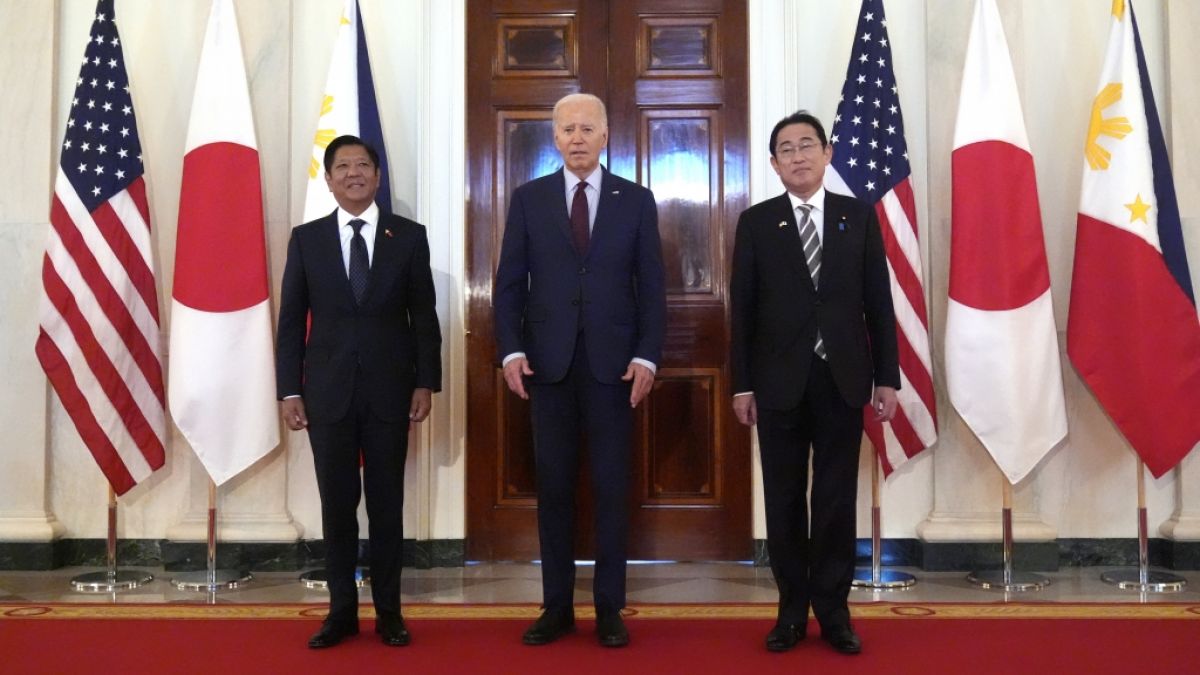 Joe Biden (Mitte) traf sich am Donnerstag mit Philippinen-Präsident Ferdinand "Bongbong" Marcos Jr. (l.) und Japans Premierminister Fumio Kishida (r.). (Foto)