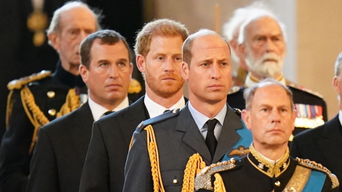 Herzog Edward von Kent (li. hinten zieht sich zurück und übergibt seinen militärischen Ehrentitel an Prinz Edward, den Herzog von Edinburgh (re. vorn). (Foto)