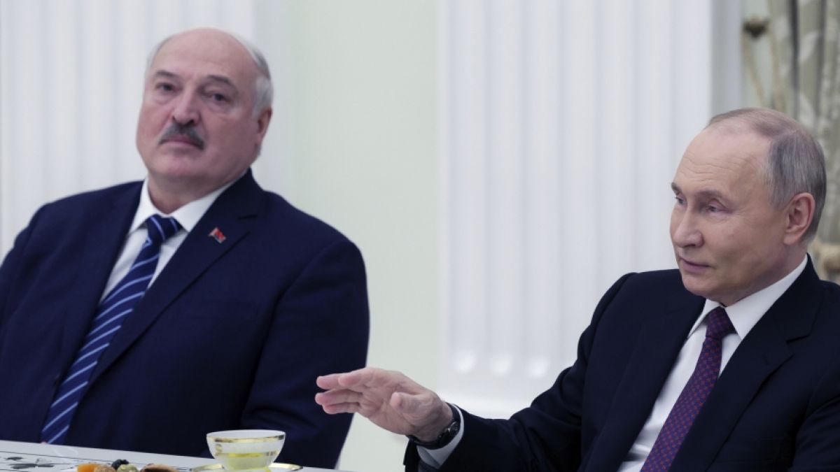 Alexander Lukaschenko (links) steht fest an der Seite von Wladimir Putin. (Foto)