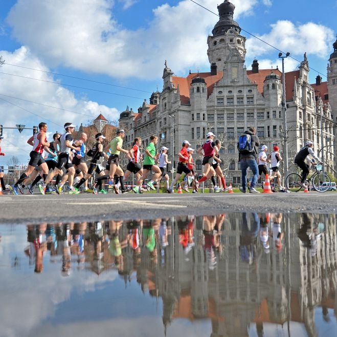 Am 21. April messen sich wieder tausende Läufer:innen beim Leipzig Marathon.