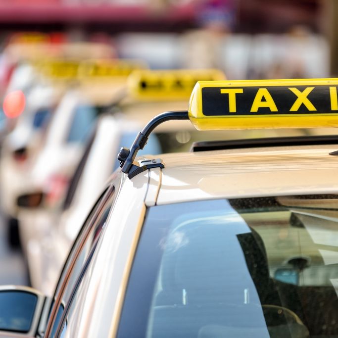 Ein Taxifahrer verging sich an seinem betrunkenen Fahrgast.