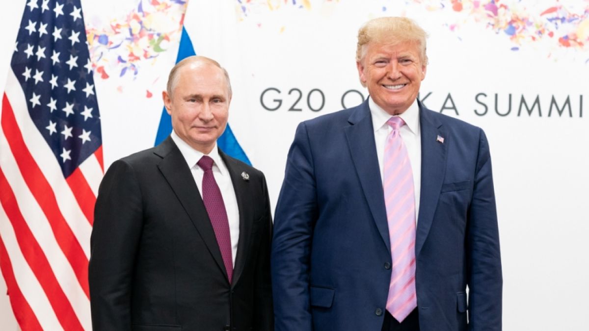Donald Trump (rechts) beruft sich immer wieder auf seine "gute Beziehung" zu Wladimir Putin. (Foto)