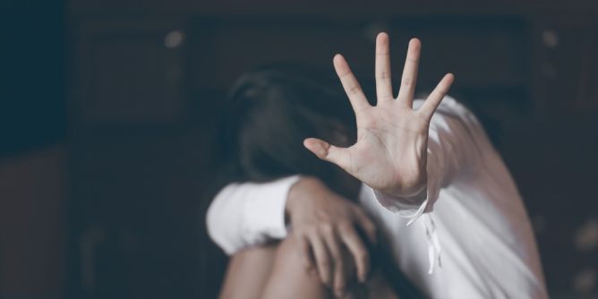 Taubstumme (19) von Jugendlichen vergewaltigt