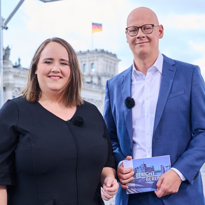 Matthias Deiß mit Grünen-Politikerin Ricarda Lang beim ARD-Sommerinterview.