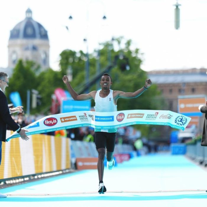 Der Äthiopier Chala Regasa gewann den Wien Marathon.