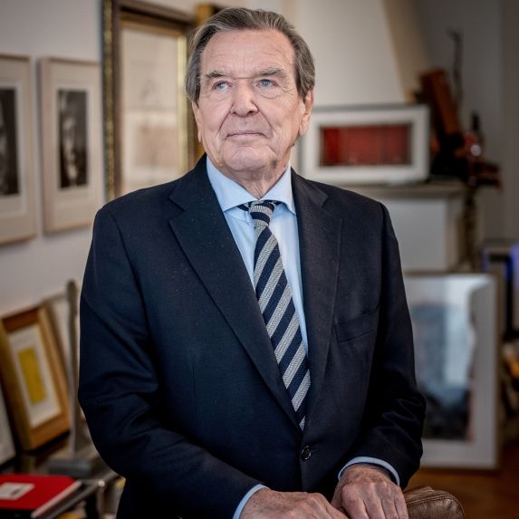 Gerhard Schröder (Foto) verwirrte mit einem Auftritt bei Gregor Gysi.
