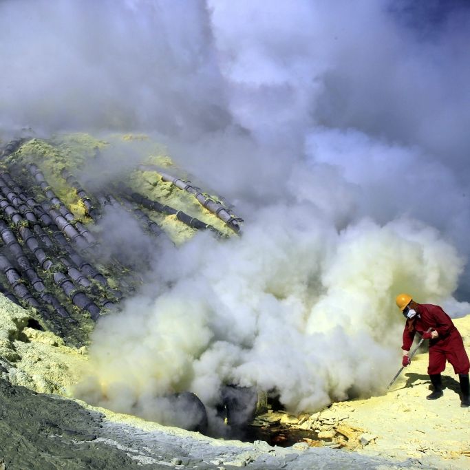 Der Vulkan Ijen in Indonesien ist nicht nur als Abbaustätte für Schwefel, sondern auch als Touristenmagnet bekannt.