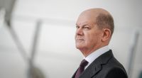 Bundeskanzler Olaf Scholz (SPD) steht vor dem Bundeskanzleramt.