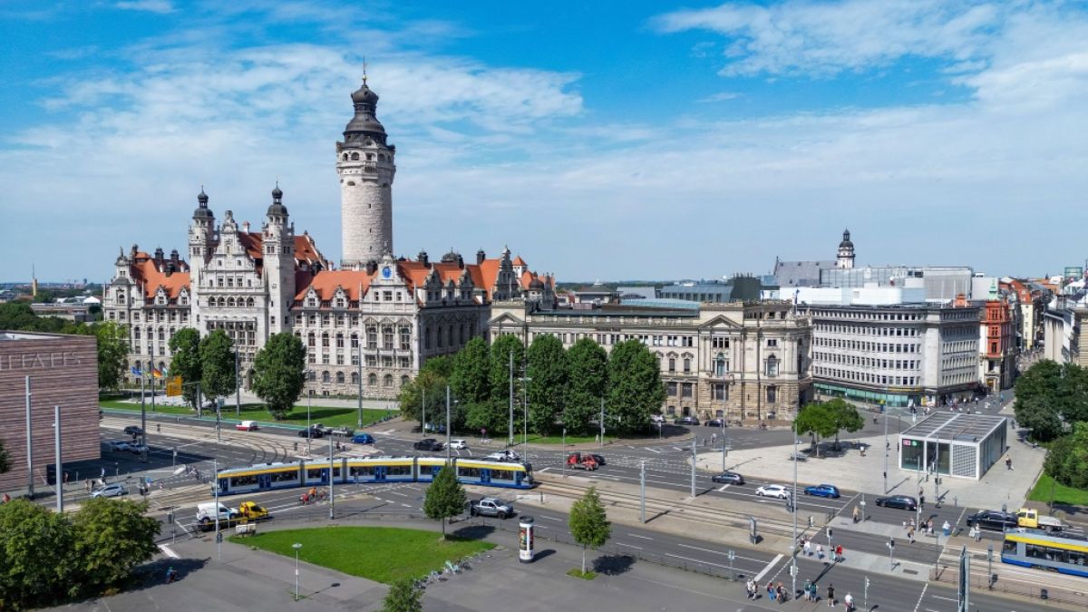 Blick über den Leipziger Wilhelm-Leuschner-Platz hin zum Neuen Rathaus. Aktuelle News aus und über Leipzig hier auf news.de. (Foto)