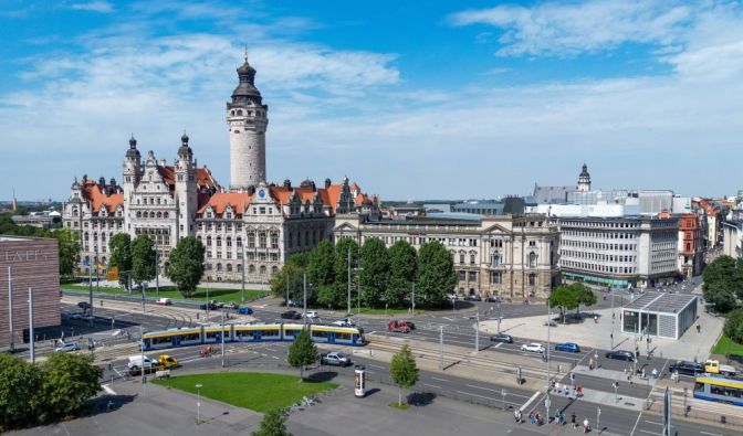 Blick über den Leipziger Wilhelm-Leuschner-Platz hin zum Neuen Rathaus. Aktuelle News aus und über Leipzig hier auf news.de.