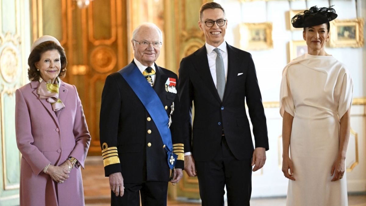 Königin Silvia von Schweden mit König Carl XVI. Gustaf beim Empfang des finnischen Präsidenten Alexander Stubb und dessen Frau Suzanne Innes-Stubb. (Foto)