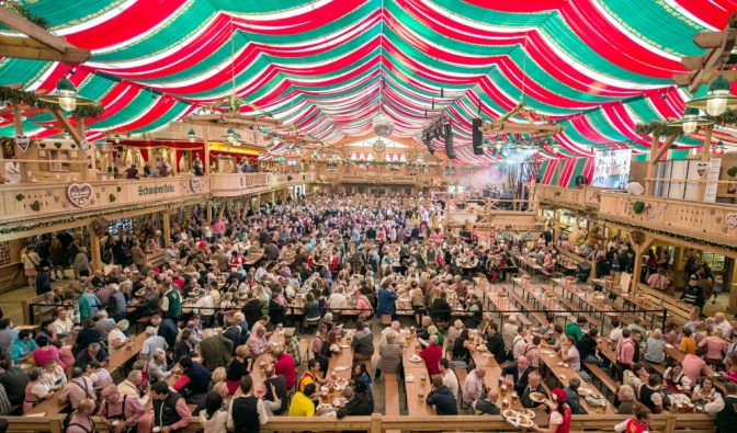 Mindestens 300 Menschen sollen sich im Festzelt beim Stuttgarter Frühlingsfest mit einem Magen-Darm-Virus infiziert haben.