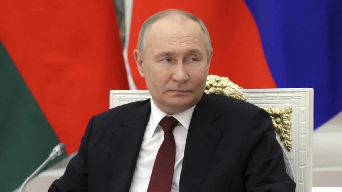 Władimir Putin: Trzęsący się i noszący pieluchy: szef Kremla zdemaskowany na filmie
